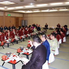 新年会にご参加の皆様の健康を祝して乾杯‼