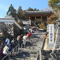 最後は波木井山円実寺でご祈祷と昼食を