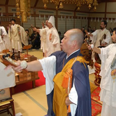 御導師の順將上人を中心に式衆も加わって大祈祷はすさまじい迫力でした