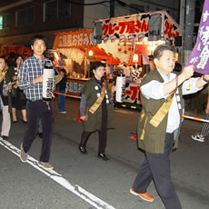 お会式の参加も奉讃会の主な行事の一つです。今年は一番スタートでしたので、沿道の注目を集めました