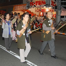 お会式の参加も奉讃会の主な行事の一つです。今年は一番スタートでしたので、沿道の注目を集めました