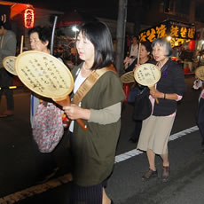 お会式の参加も奉讃会の主な行事の一つです。今年は一番スタートでしたので、沿道の注目を集めました