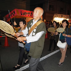 お会式の参加も奉讃会の主な行事の一つです。今年は一番スタートでしたので、沿道の注目を集めました