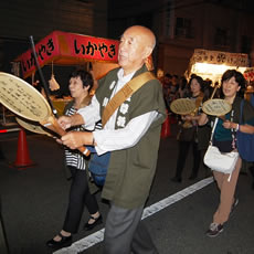 お会式の参加も奉讃会の主な行事の一つです。今年は一番スタートでしたので、沿道の注目を集めました