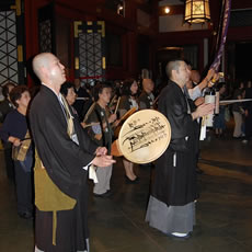 大堂到着後、日蓮大聖人にご挨拶、昇堂の上、ご開帳祈祷を受けました