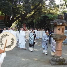 奥之院では昇堂の上、百日間無事成満を祈念します