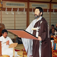 荒行堂新井法主猊下よりの感賞状を改めていただく