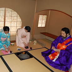 お点前は伊東由佳さん(右)と鈴木優里さん(左)、お半東は鈴木陽子さん