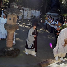 奥之院に到着、昇堂のうえ行中の安全祈願