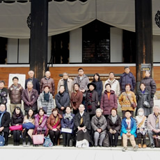 久遠寺本堂前で参加者による恒例の記念撮影