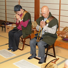 今年の納経は君島ミヨ子さん(左)―観音偈15巻―佐藤誠治さん―自我偈62巻―