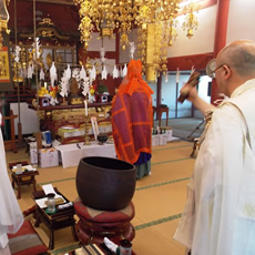 御宝前の夏期祈祷札に修法師全員で祈祷