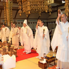 全員お揃いの真っ白な法衣で大祈祷