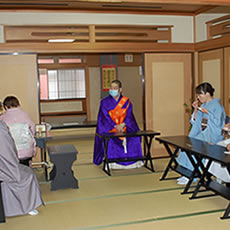 お茶会は3密を避けるため,3階の広間で行われました