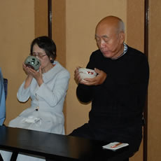 次客は田原奈津美さん（左）、次いで滝田道子さん、加藤一夫さん