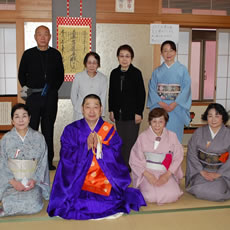 第1席参加の皆様で記念撮影、前列左がご亭主の慶枝夫人