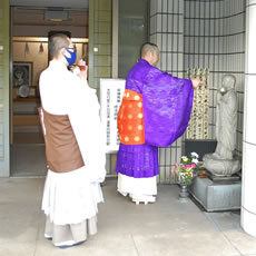 続いて右側の浄行菩薩様の供養