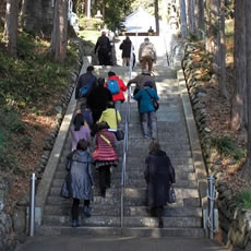 実相寺の祖師堂は長い階段の上にあります
