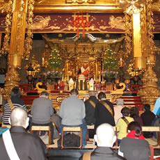 身延山久遠寺で御開帳による新年の初祈禱