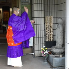 皆様もおいでの節はお水をかけてご供養ください