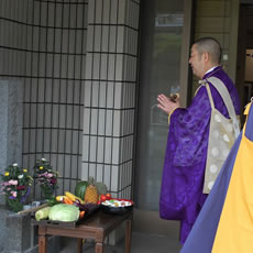 御宝塔様に沢山のお供物が供えられました