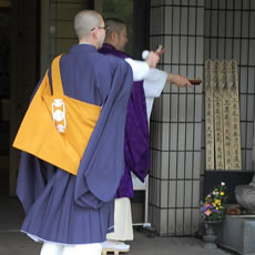 ご祈禱中の両上人(右が順將上人)