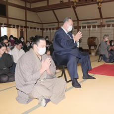 弟子の満津田さんと芝田山親方